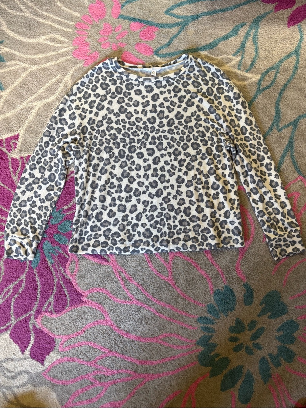 Women’s Leopard Print Long Sleeve Knit Top Size Medium Gray